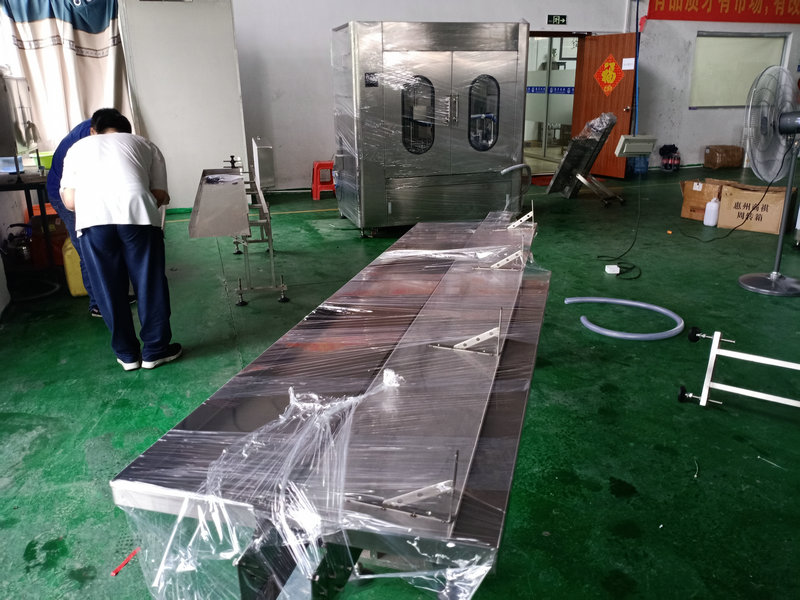 自動(dòng)液體灌裝機(jī)與市場同步走，滿足快捷式出產(chǎn)